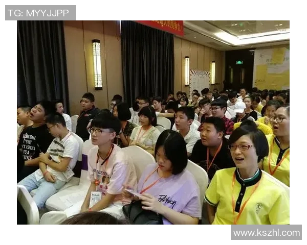 《足球巨星戎装英姿：力与荣耀交织的艺术呈现》