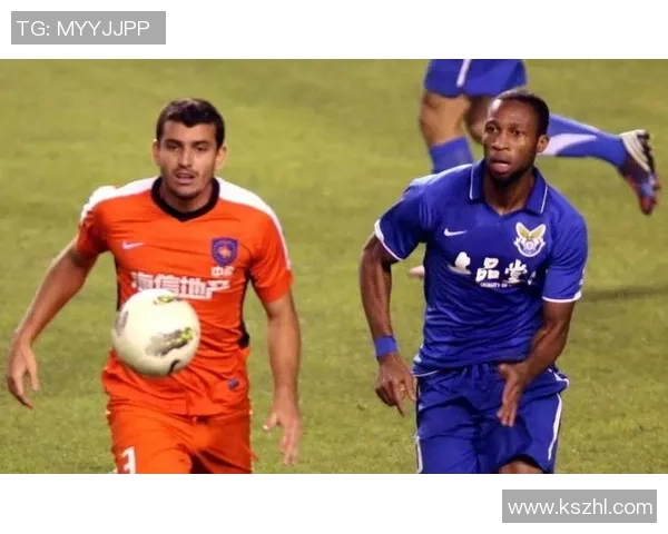 三大足球巨星同框瞬间精彩集结，感受传奇球员的巅峰对决与风采展现