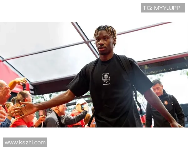 球星穿着黄色足球鞋闪耀赛场引发热议其背后设计与品牌影响力分析